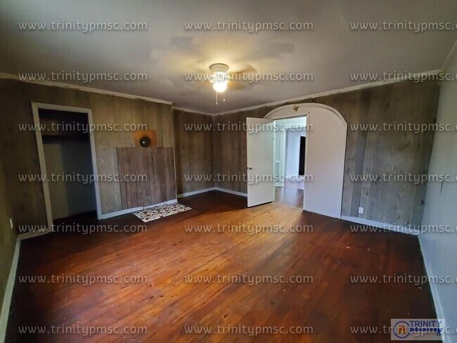 Building Photo - Huge 4 Bed House!