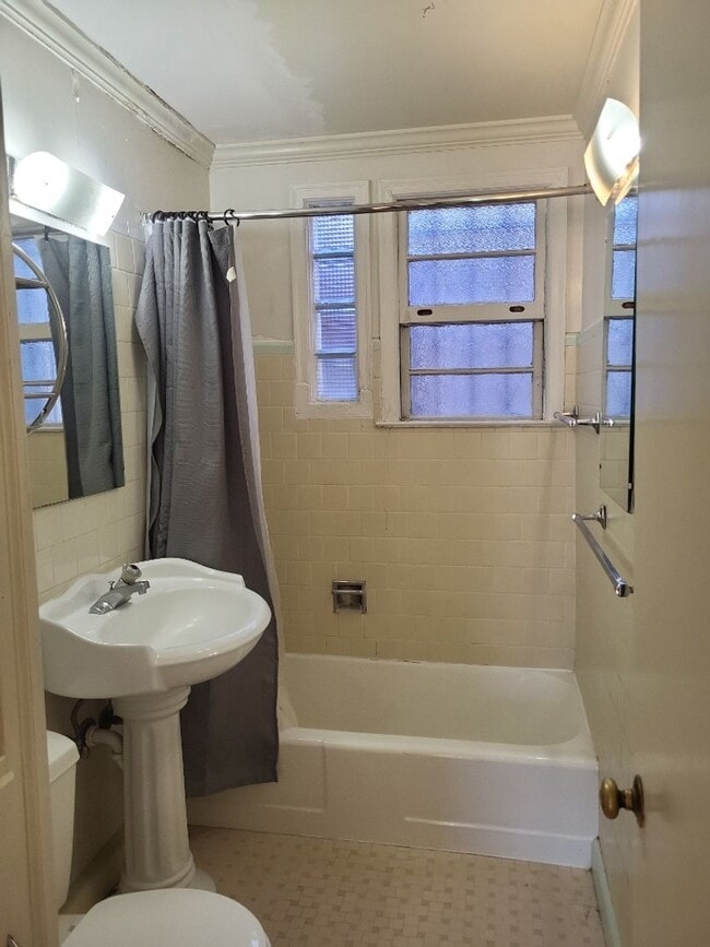 Building Photo - 700-722 Gordon Avenue