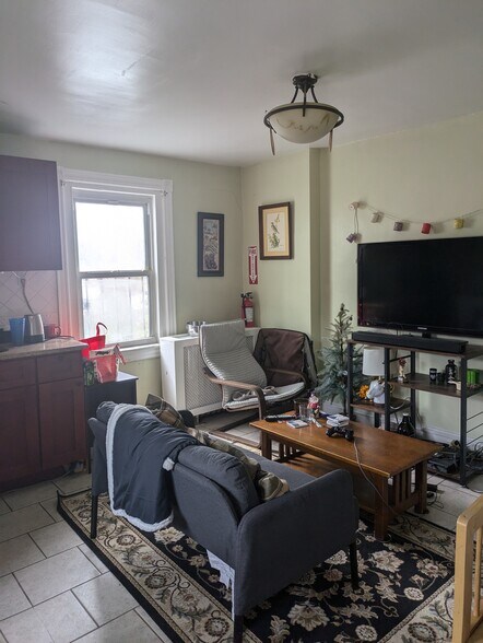 Building Photo - 22 School Ln