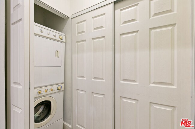 Building Photo - 7229 Willoughby Ave