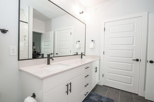 Building Photo - 3101 Govalle Ave