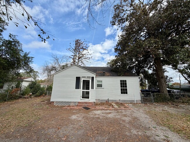 Building Photo - 2 Bed 1 Bath House