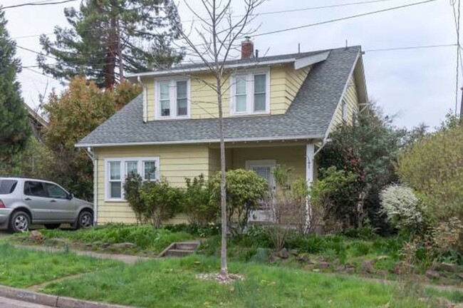 Primary Photo - Charming Home in South Campus Neighborhood