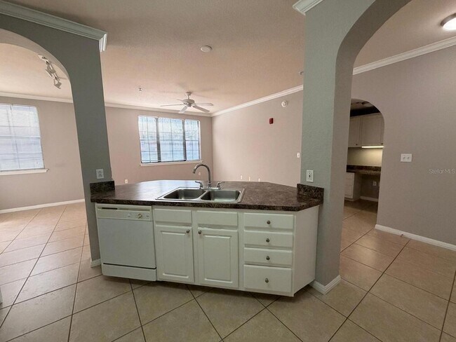 Building Photo - 911 N Orange Ave