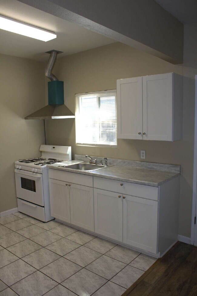 Building Photo - 1 Bed/1 Bath Studio for Rent! 1 Mile from ...