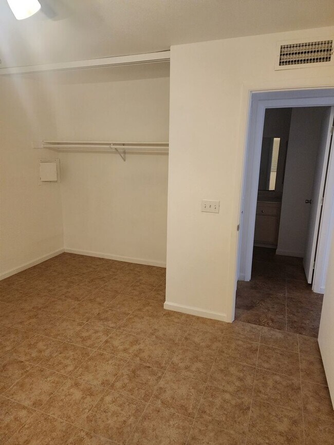 Building Photo - 3 bedroom/ 2 bath condo 1st floor condo