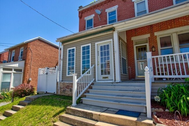 Building Photo - 533 Ruby St