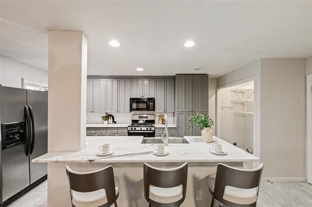 Building Photo - 6848 Town N Dr