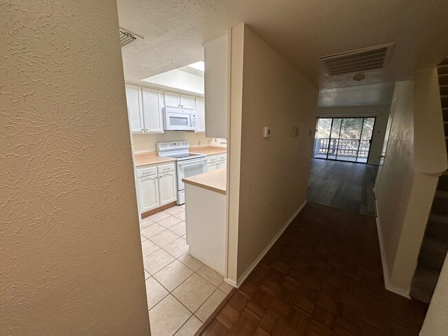 Building Photo - Spacious 2 story townhome in gated and gua...