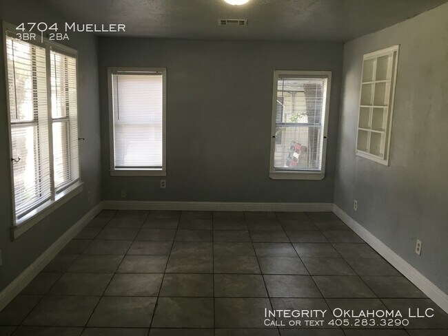 Building Photo - 4704 N Mueller Ave