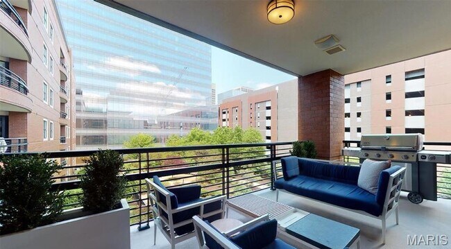 Building Photo - 155 Carondelet Plaza