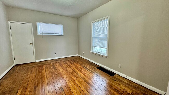 Building Photo - 843-845 Prince SE