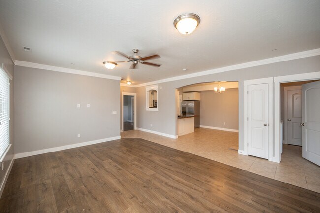 Building Photo - Main Floor Condo in Saratoga Springs!