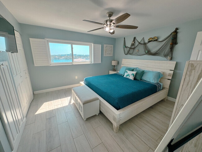 Building Photo - Breathtaking Lower PH Beachfront 2/2 Condo