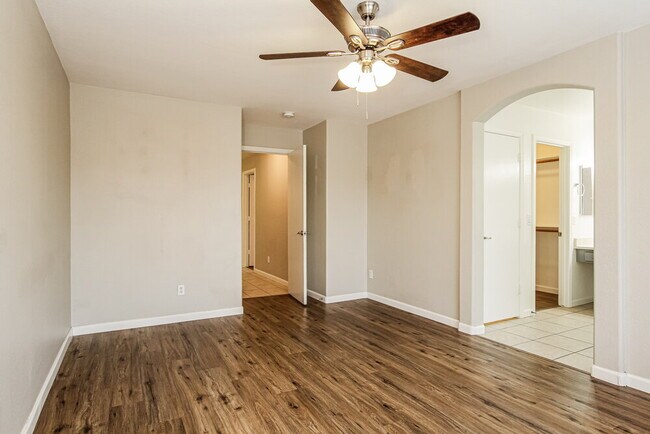 Building Photo - 15550 N Naegel Dr