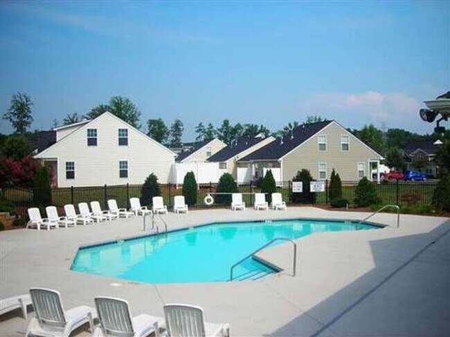 Building Photo - Beautifully maintained 3-bedroom, 3 bath e...