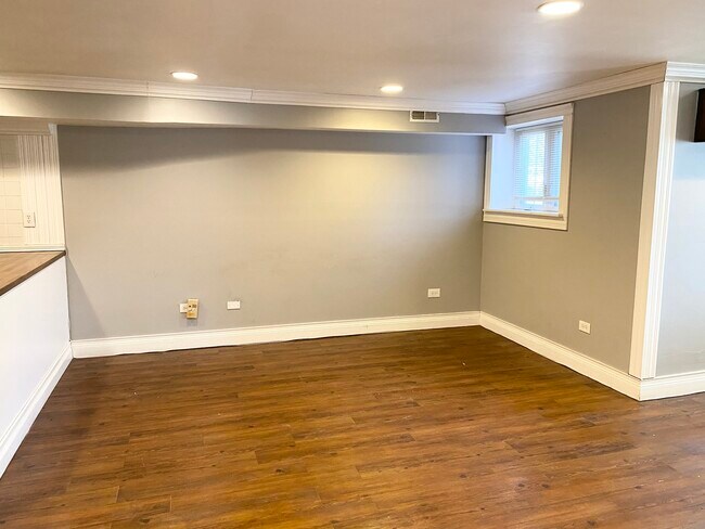 Building Photo - 5006 N Wolcott Ave