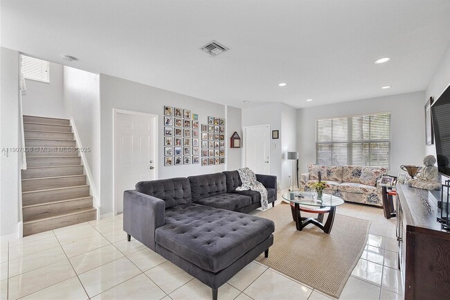 Building Photo - 1431 SE 18th Terrace