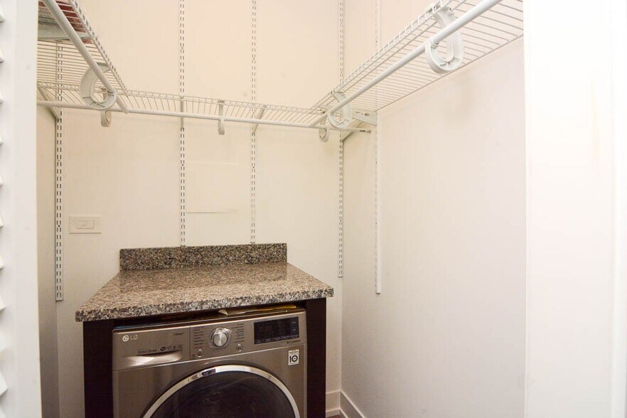 Building Photo - 436 W Belden