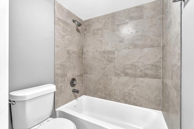 Building Photo - 2890 N Oakland Forest Dr