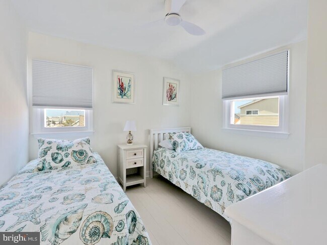 Building Photo - 121 E Sand Dune Ln