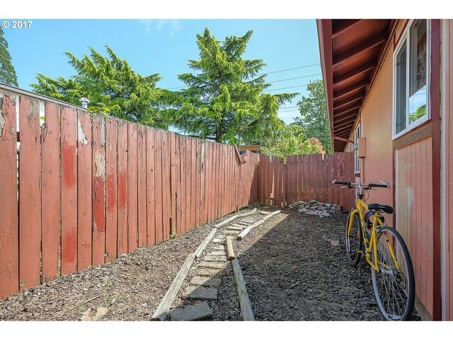Building Photo - Updated Four-Plex in SE Portland with Fenc...