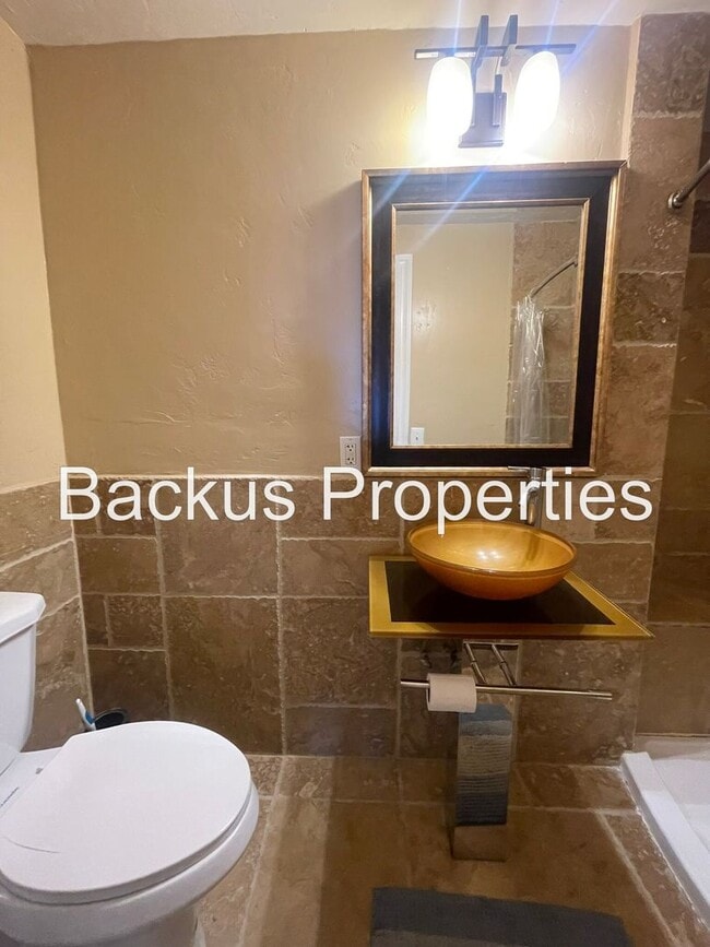 Building Photo - Wonderful furnished upper Seaside unit
