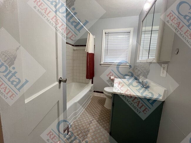 Building Photo - Charming 3 Bedroom