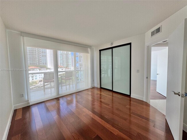 Building Photo - 16500 Collins Ave