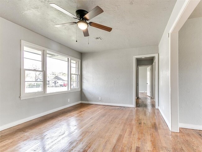 Building Photo - 512 SW 49th St