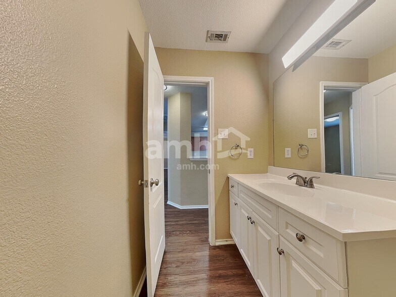 Building Photo - 1313 Gray Dawn Dr