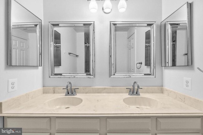 Building Photo - 8931 Park Forest Dr