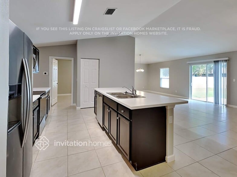 Building Photo - 529 NW Floresta Dr