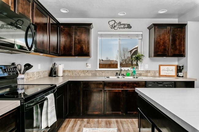 Building Photo - 4bd/2.5ba Home Near the Marketplace Nampa ...