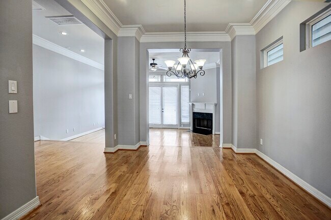 Building Photo - 1140 Robbie St