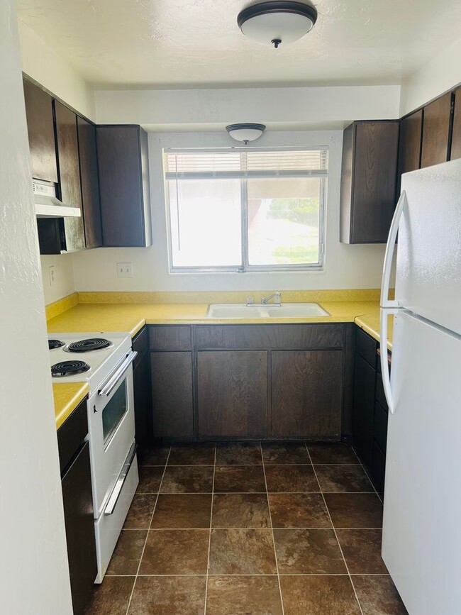 Building Photo - Beautiful Sunset townhome, row end with ce...