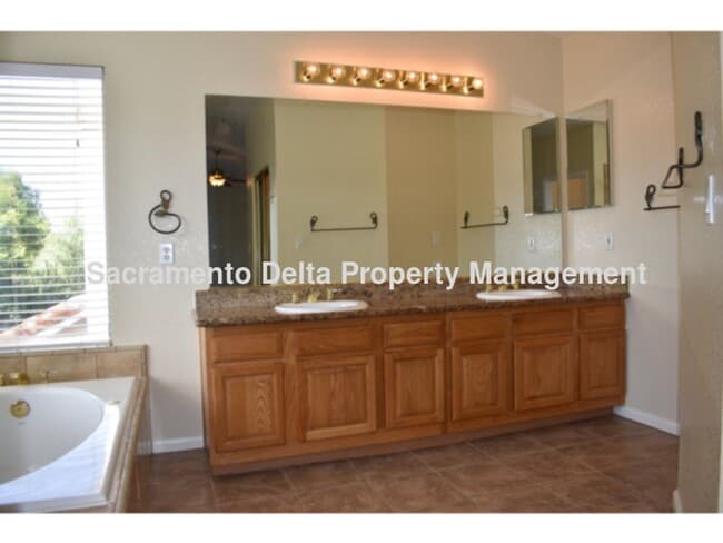 Building Photo - Rocklin home with pool & newer HVAC!