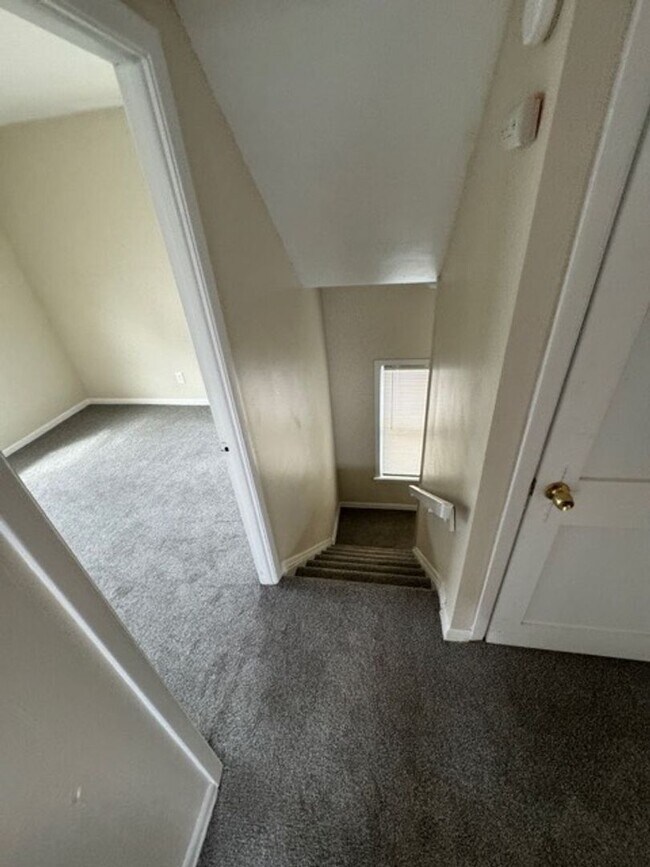 Building Photo - Charming 3-Bedroom Property in Prime Location