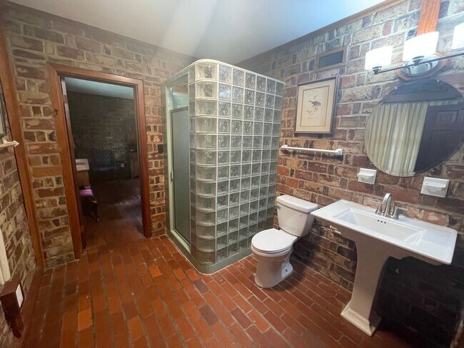 Building Photo - Stunning 3-Bedroom Home with Attached Private Suite – Fully Updated & Move-In Ready