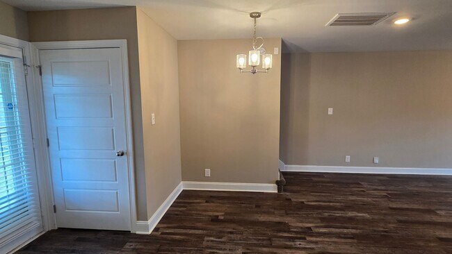 Building Photo - Beautiful 3 BDS 2 BA with fenced in yard