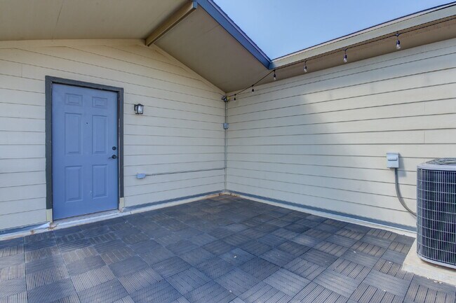 Building Photo - Stunning 3 Story Town-Home near Texas Tech...