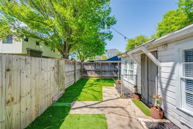 Building Photo - 5000 Lynndale Dr