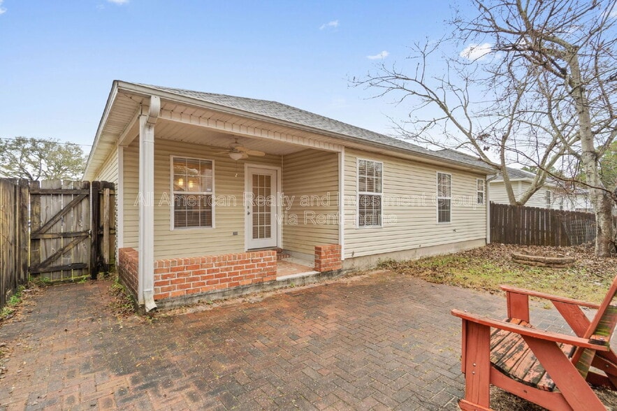 Building Photo - 911 Lauderhill Ln