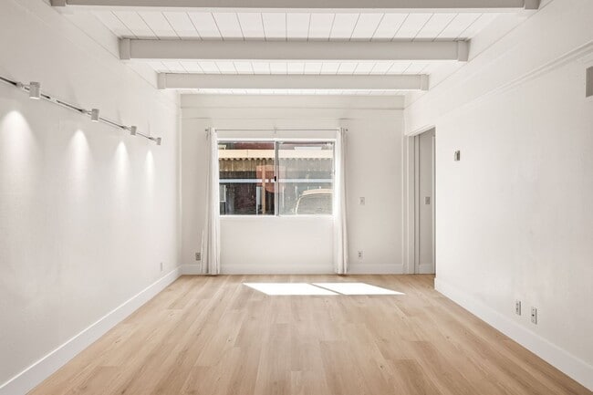 Building Photo - Remodeled 2 Story 3 Bed 1.5 Bath Townhome in Mountain View