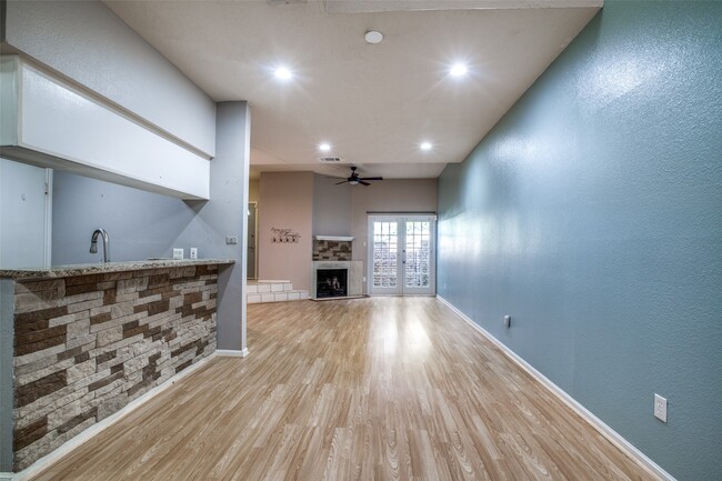 Building Photo - 800 Country Pl Dr