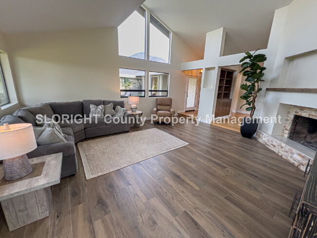 Building Photo - AVAILABLE NOW - Beautiful 2 Bed, 2 Bath Pi...