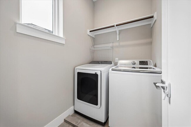 Building Photo - 5006 Pecan Springs Rd
