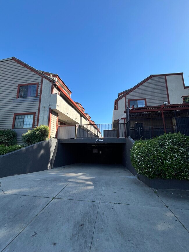 Building Photo - 15946 Vanowen St