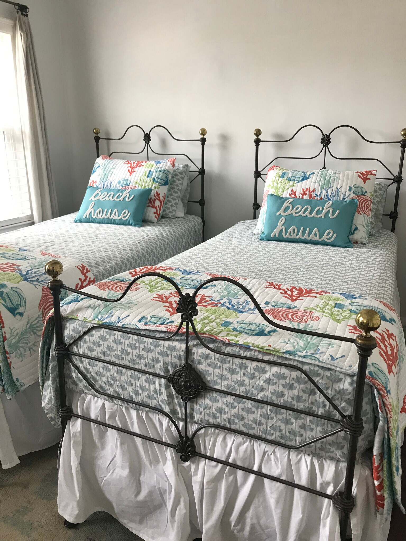 Front Bedroom with Twin Beds - 8 Calvert Ave