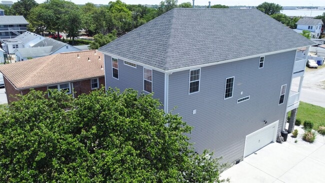 Building Photo - Willoughby Beach